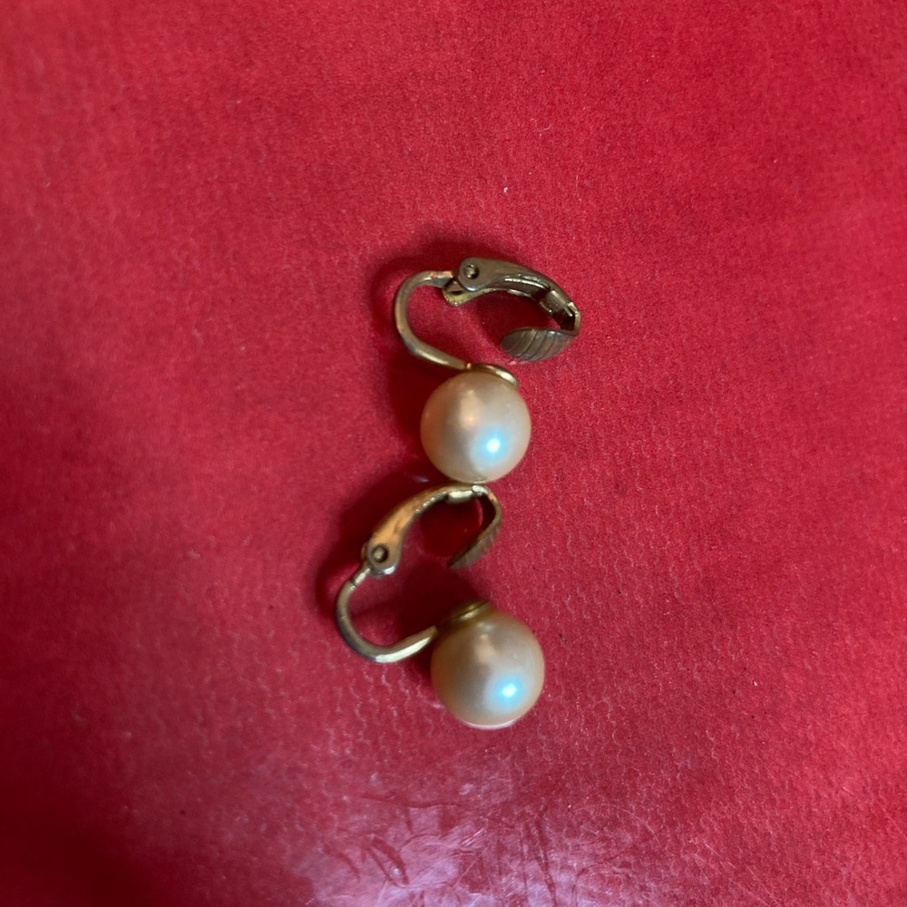 Vintage 1980s faux pearl clip on earrings